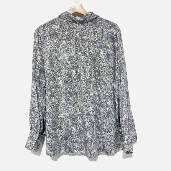 Chico's Snakeskin Reptile Print Pop Over Blouse 1/2 Button Front Gray Size 4/XXL - Picture 2 of 8
